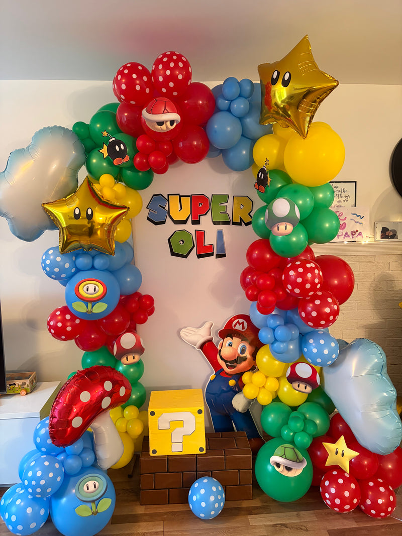 Arche de ballons bleu, jaune, vert et rouge pour une thématique Super Mario à Québec