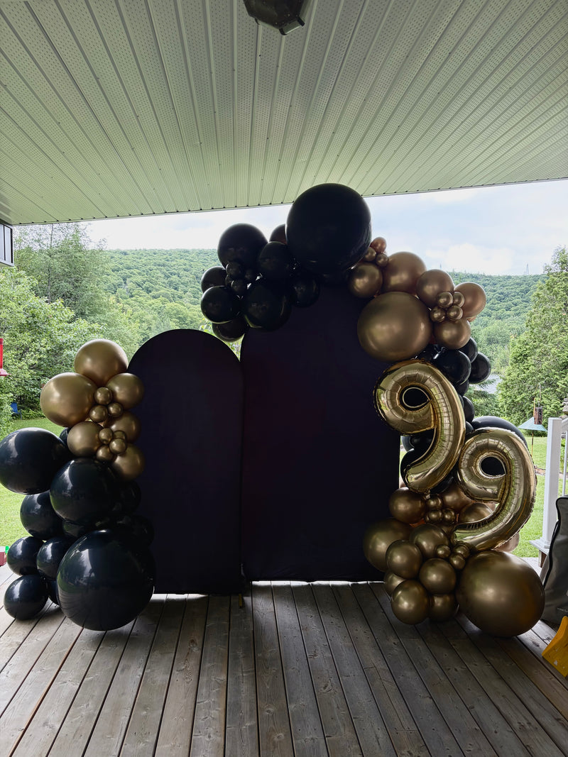 Arche de ballons noirs et or pour une fête de 99 ans avec support à arche à Québec