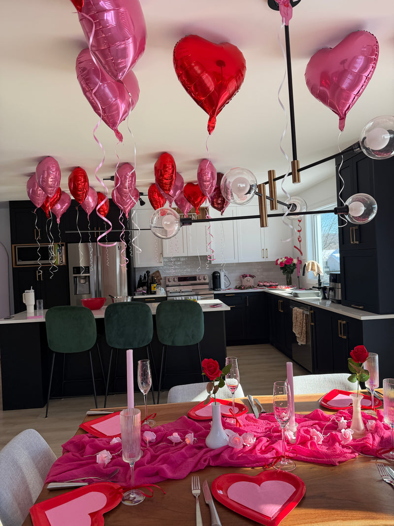 Ballons en forme de coeurs roses et rouges à l'hélium au plafond pour la Saint-Valentin à Québec