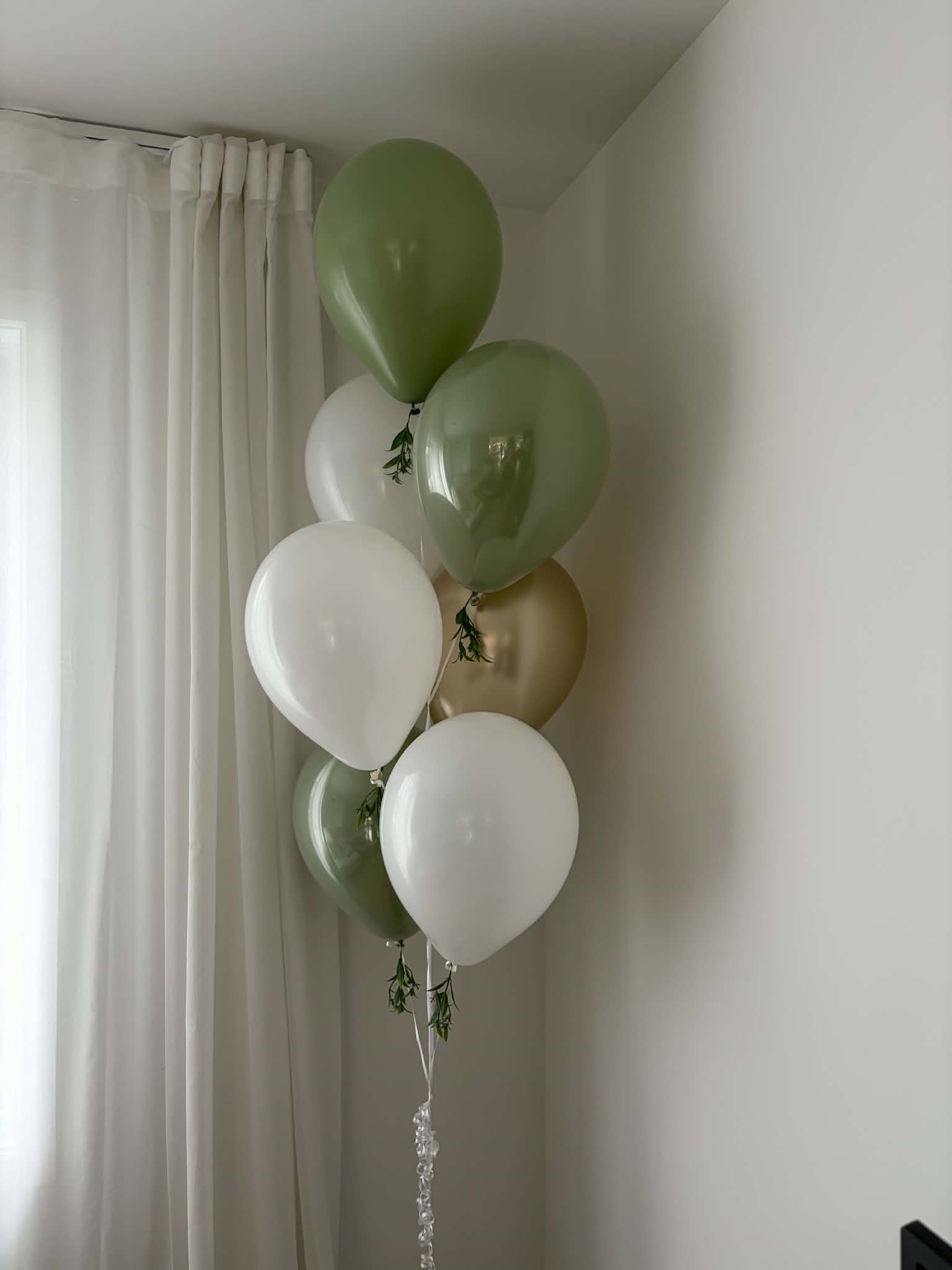 Bouquet de 7 ballons vert sauge, doré et blanc avec des feuilles